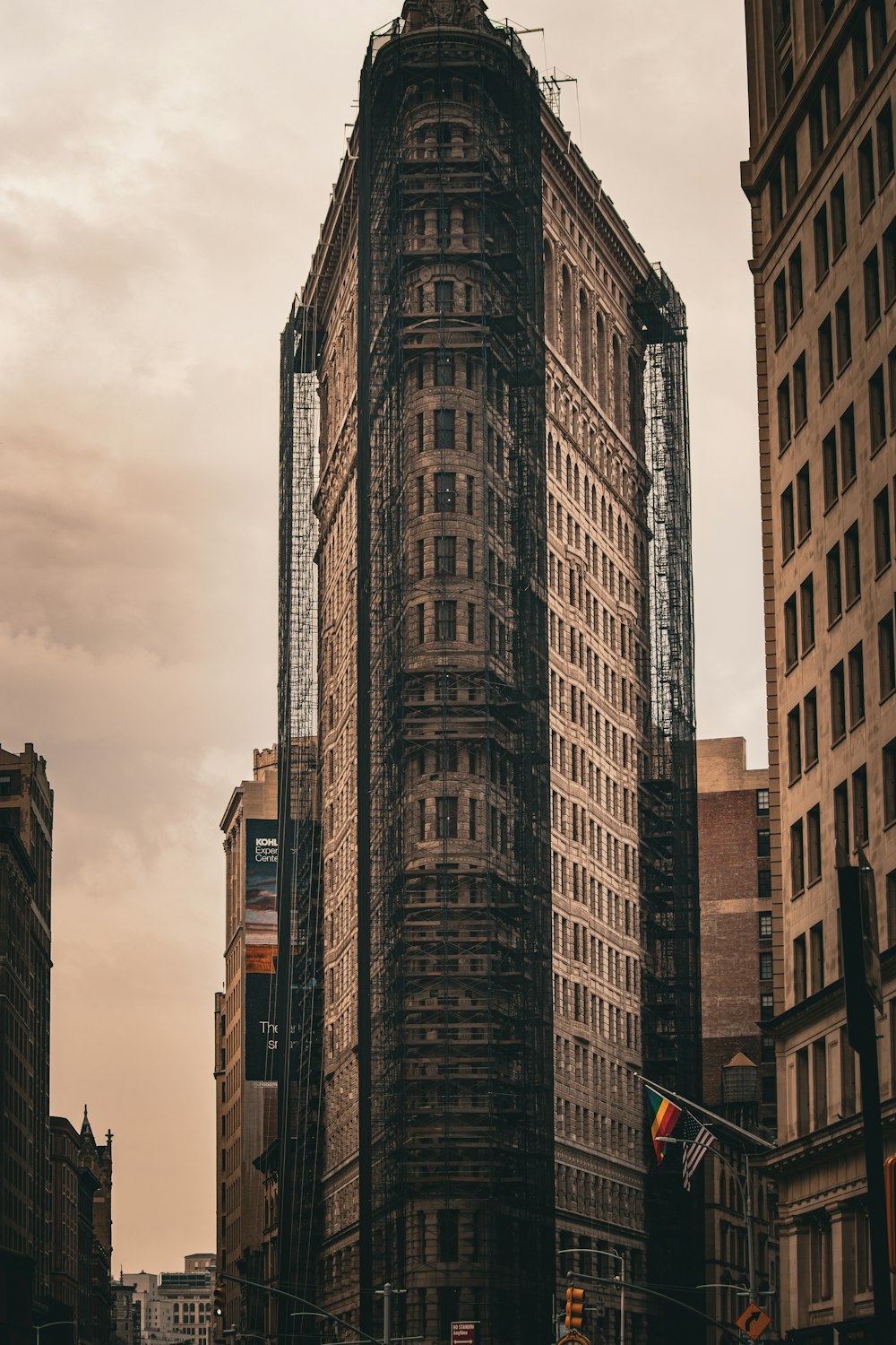 a very tall building in the middle of a city