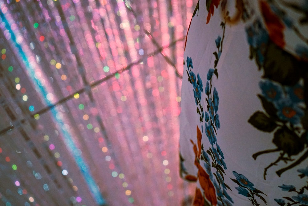 Un primer plano de una cortina colorida con luces en el fondo