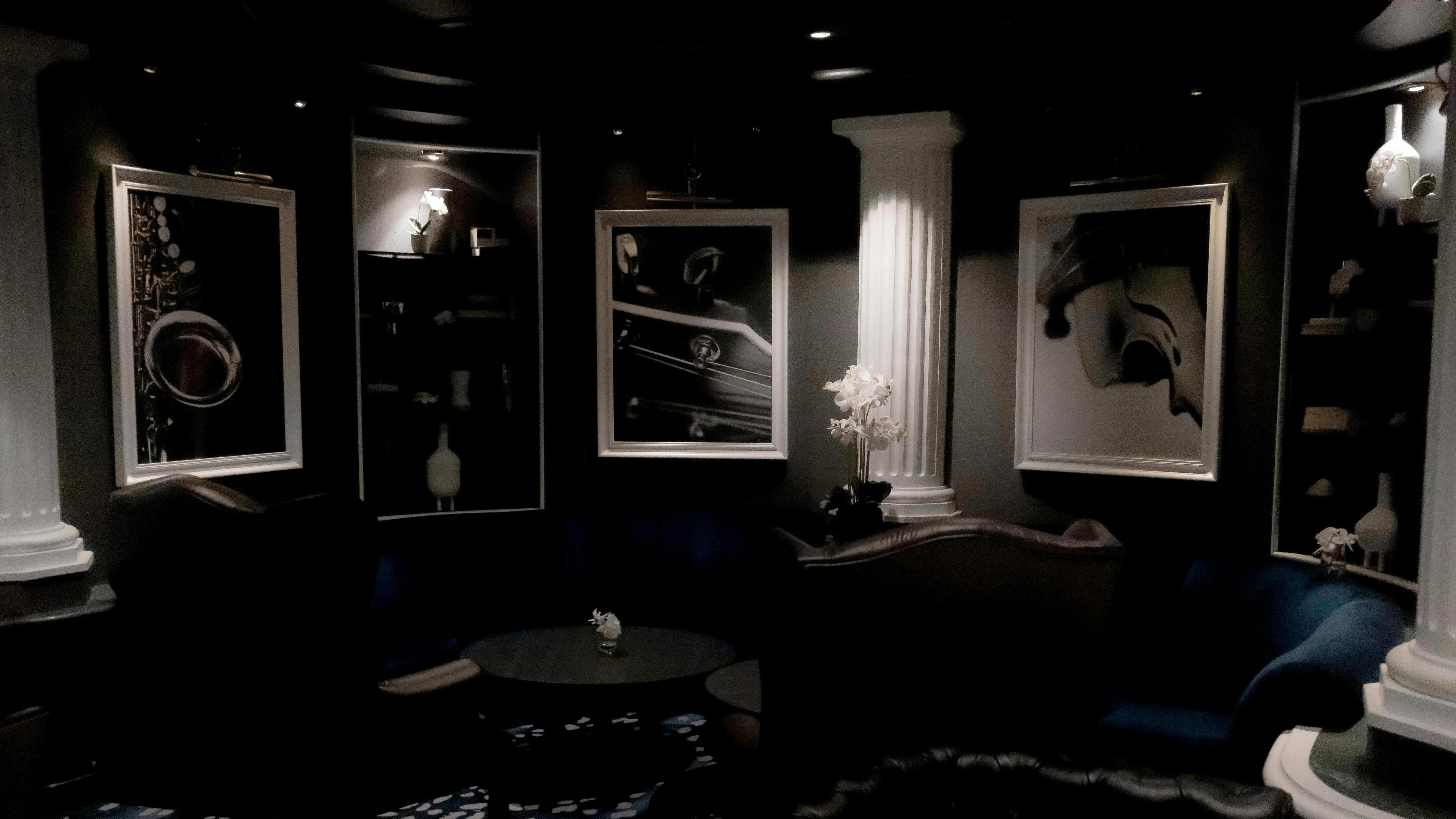 a black and white photo of a living room