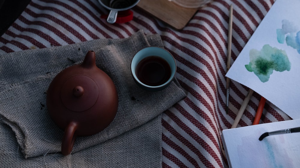 eine Teekanne und eine Tasse Kaffee auf einem Tisch