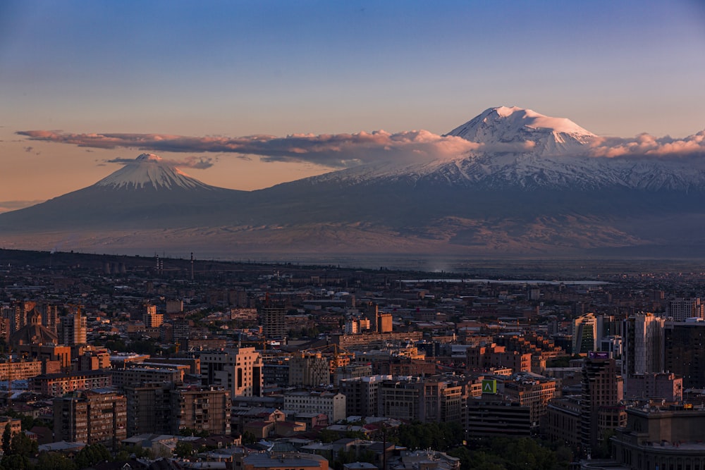 Una vista di una città con una montagna sullo sfondo