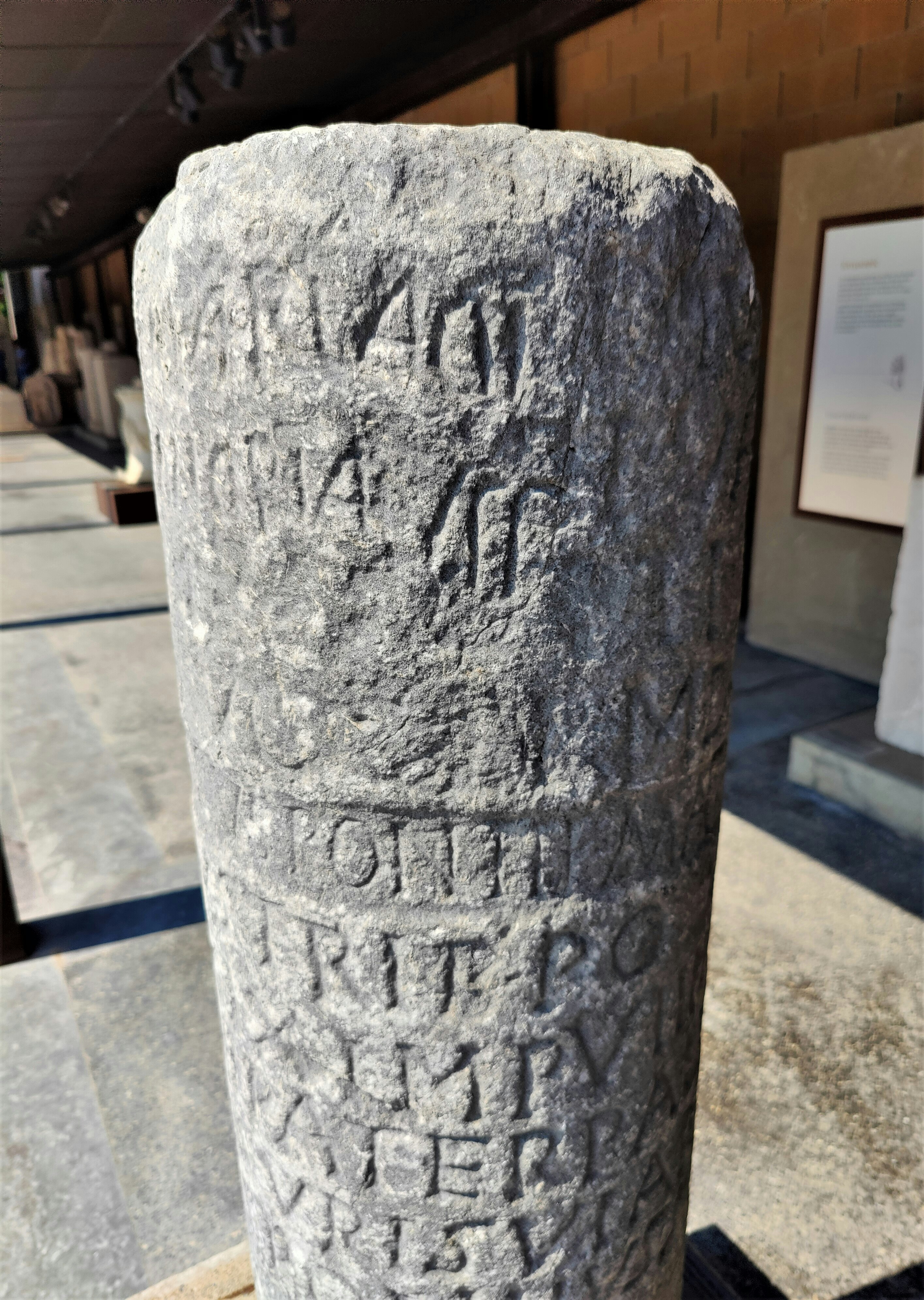 um close up de um pilar de pedra com escrita nele