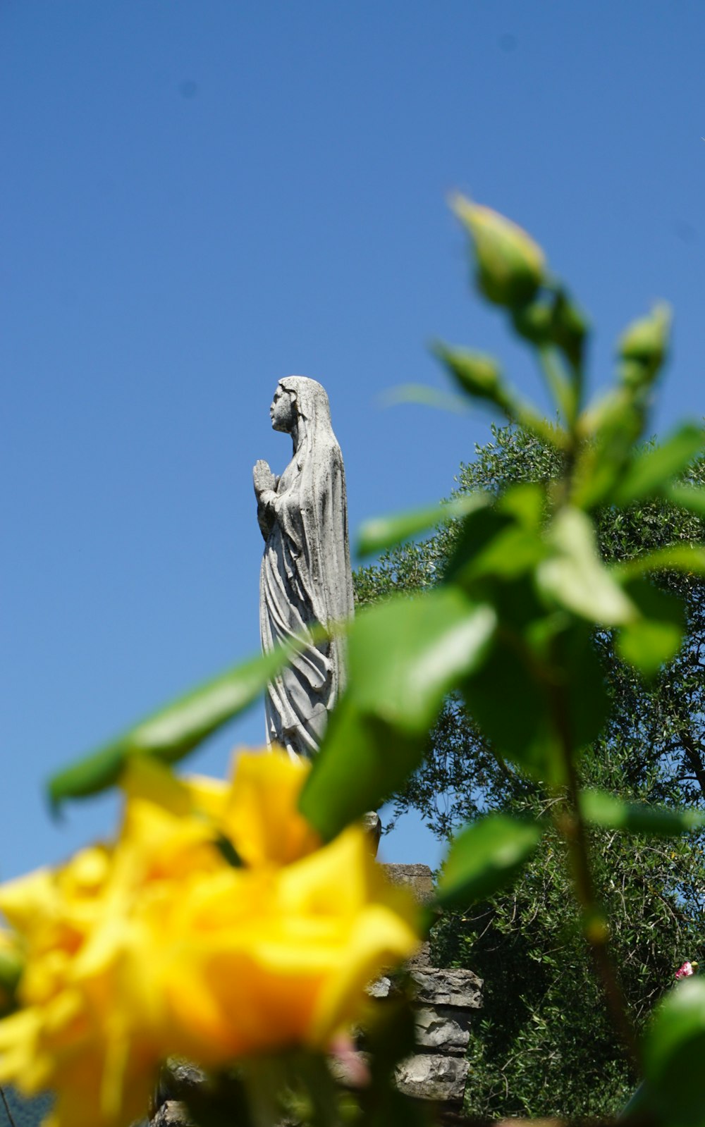 une statue d’une femme avec un oiseau sur l’épaule