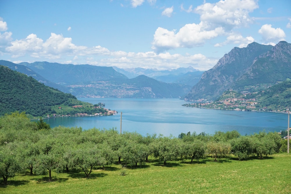 Un grande specchio d'acqua circondato da montagne