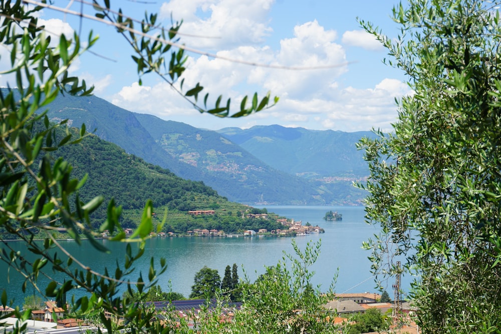 uma vista panorâmica de um lago cercado por montanhas