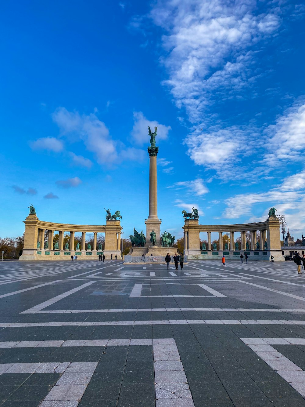 Un gran monumento con una estatua en el medio