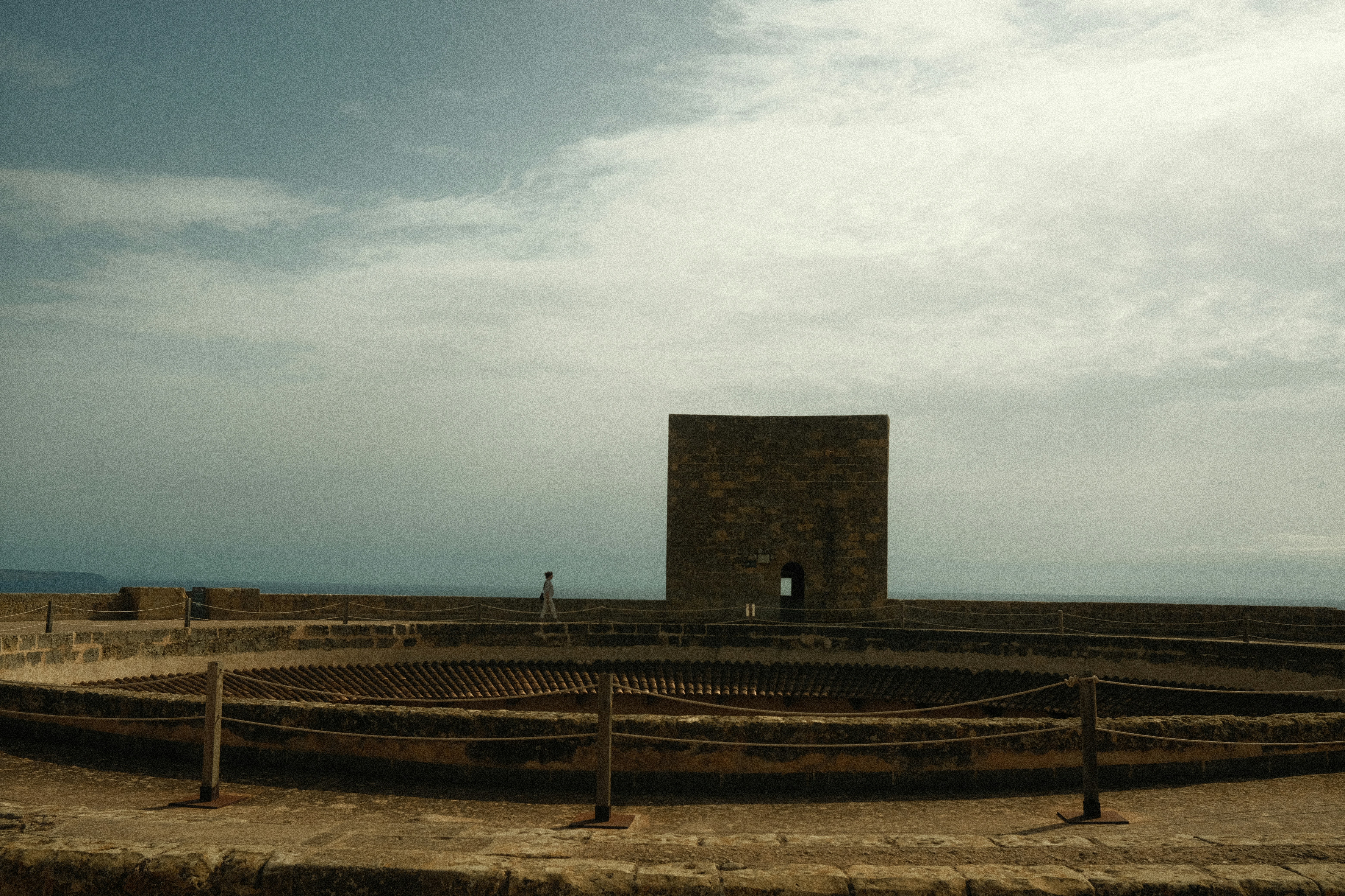 une structure de pierre posée au sommet d’un champ de terre