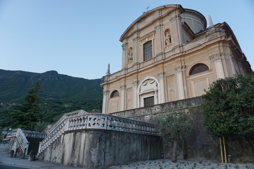 un grande edificio con un orologio sulla parte anteriore di esso