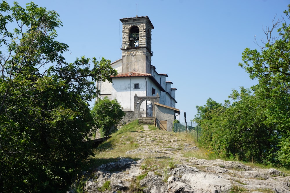 une vieille église sur une colline avec un clocher