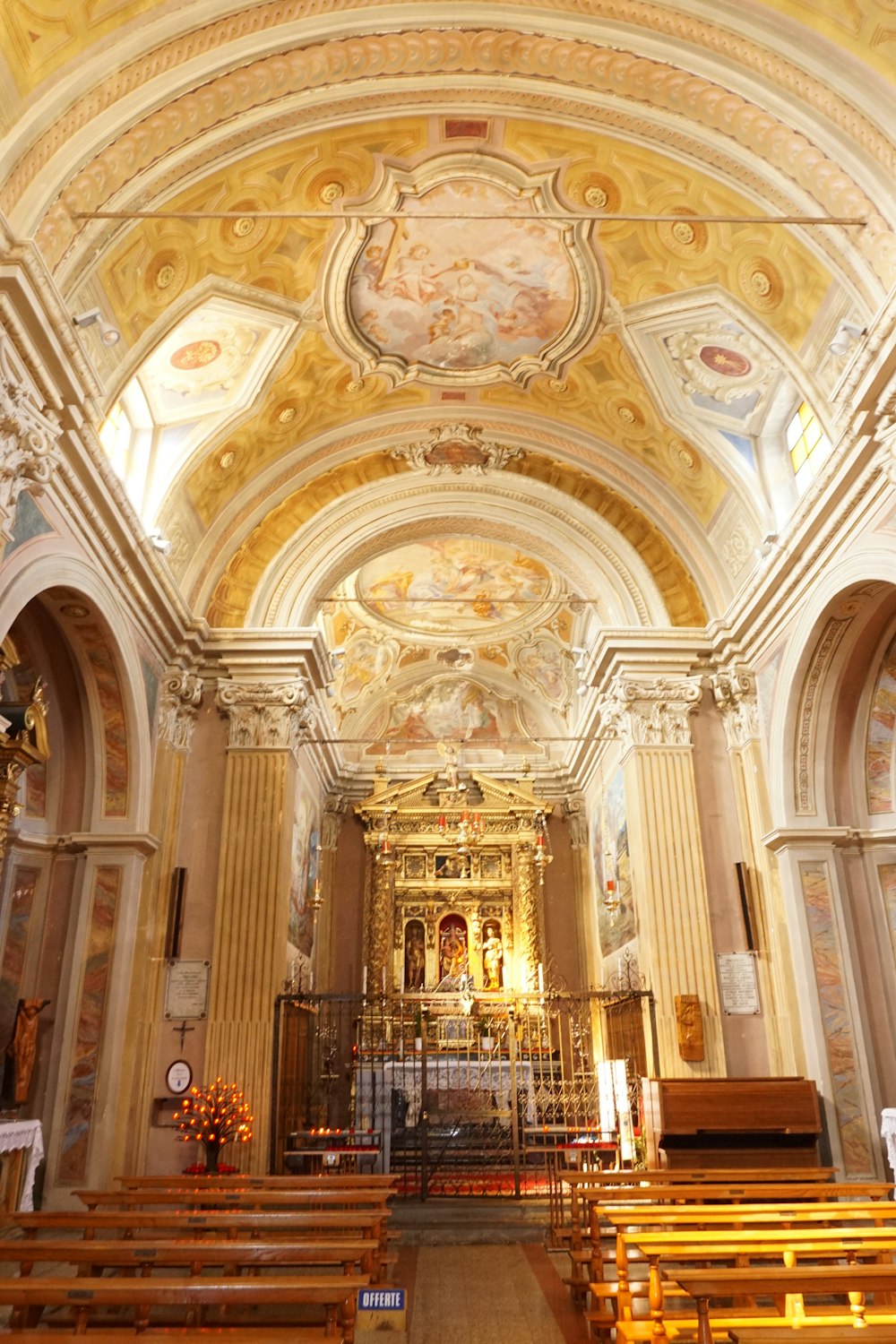 Das Innere einer Kirche mit vielen Kirchenbänken