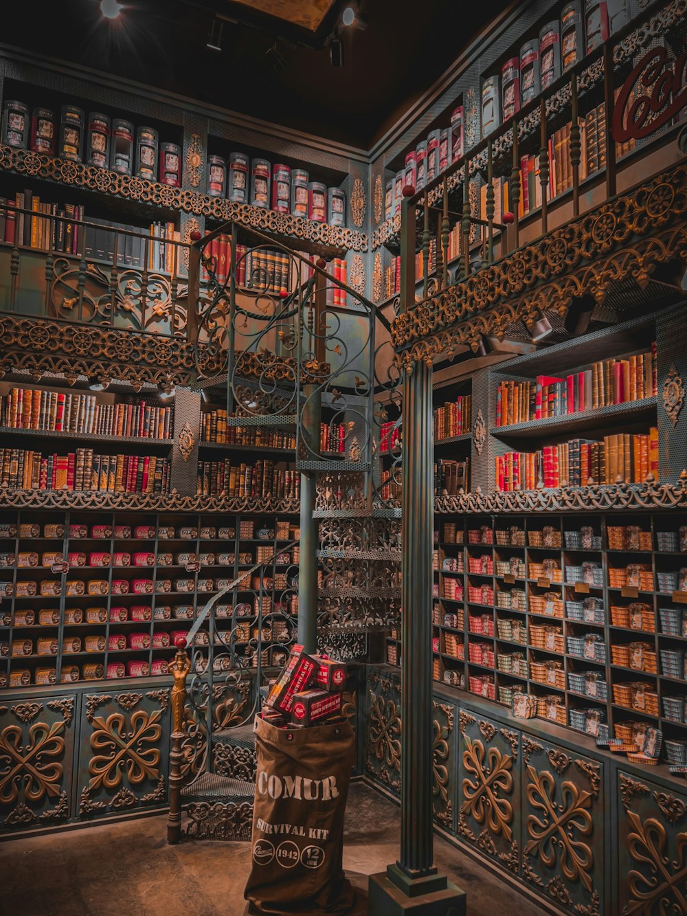 많은 책으로 가득 찬 큰 도서관