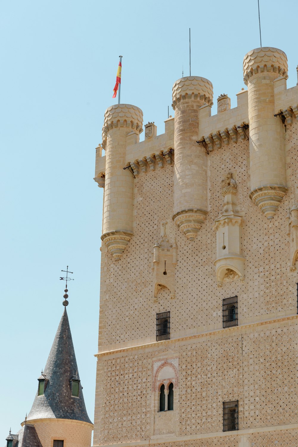 Un gran castillo como edificio con una torre del reloj