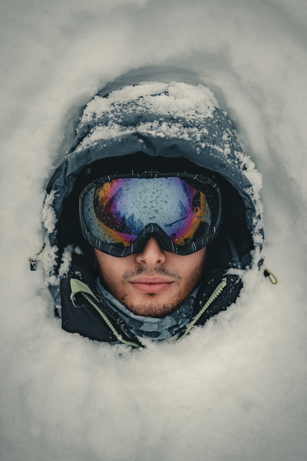 Foto Un hombre con gafas de esquí en la nieve – Imagen Aprica