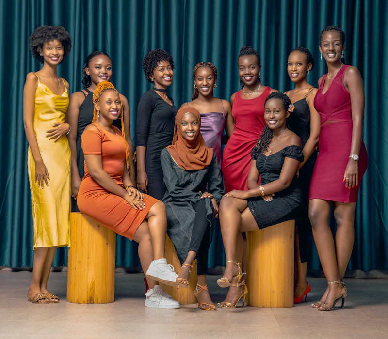 กลุ่ม Sugar Mommy โพสท่าถ่ายรูป