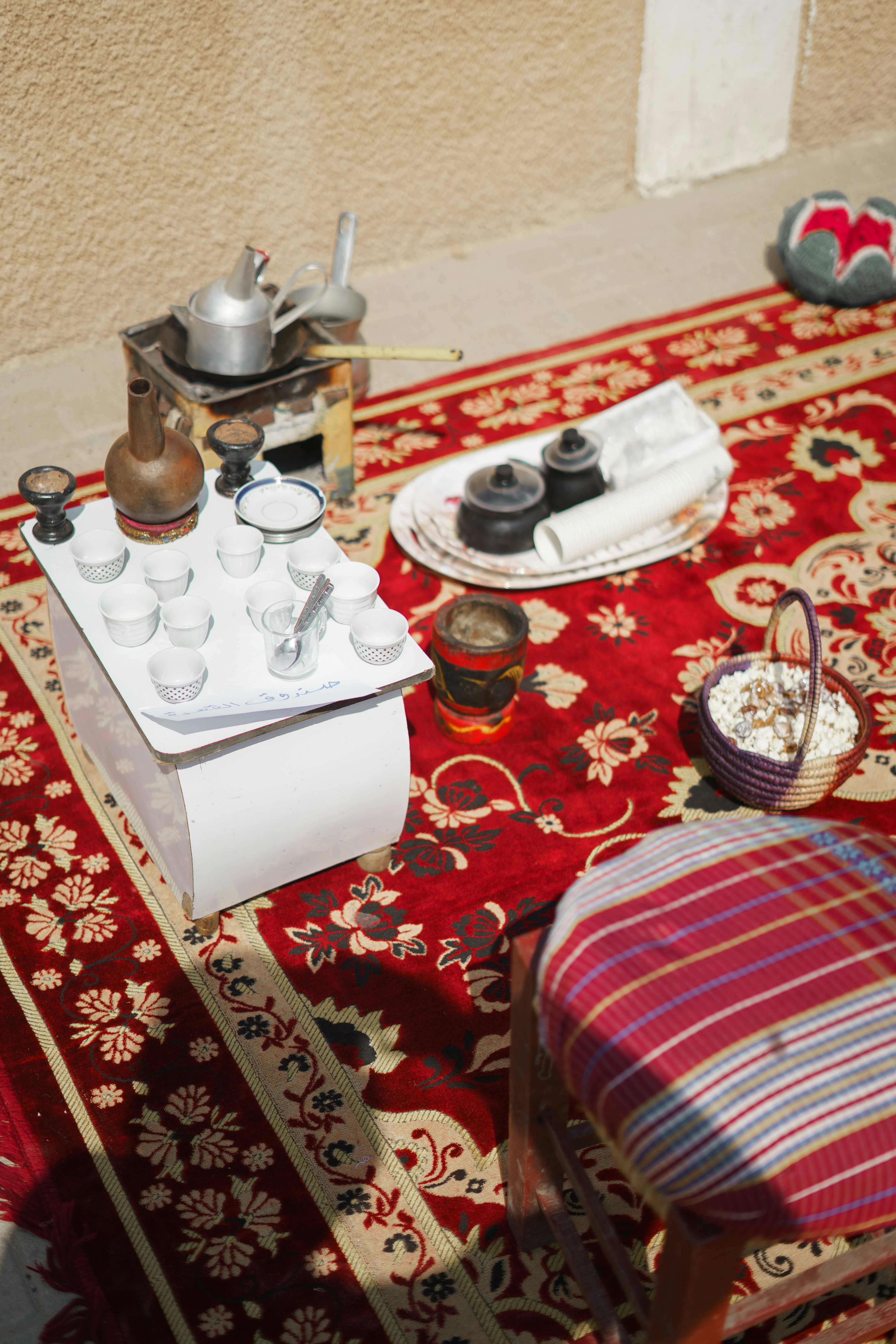 una mesa cubierta con una bandeja de condimentos encima de una alfombra roja