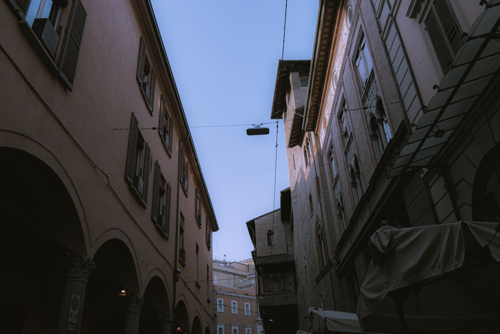 a narrow alley way with buildings and a street light