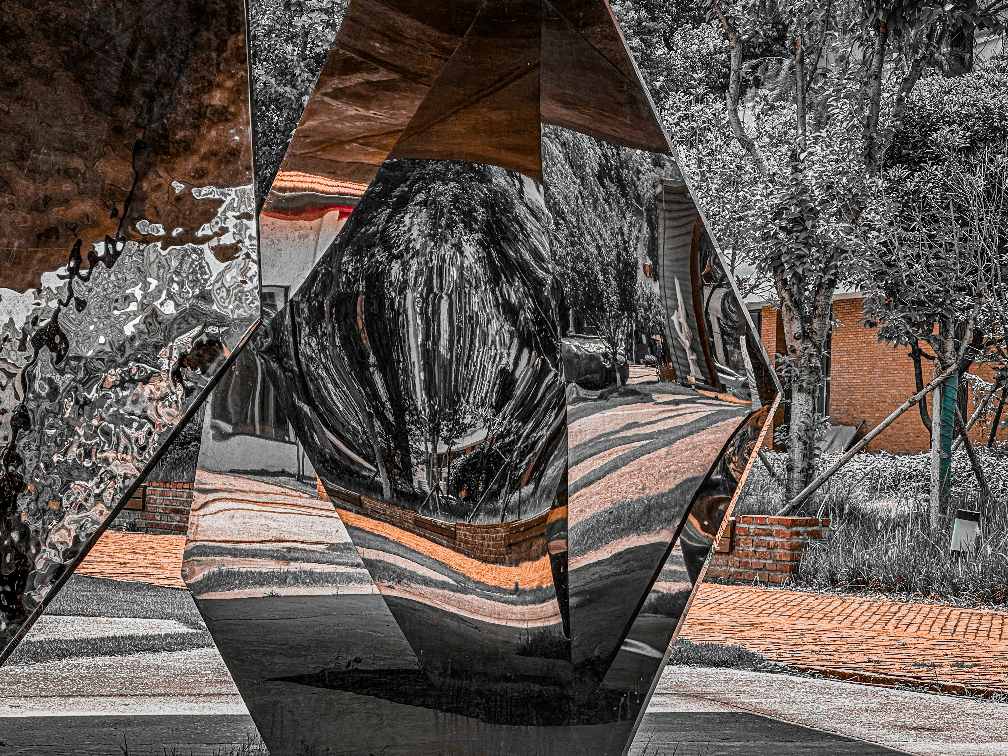 a black and white photo of a sculpture