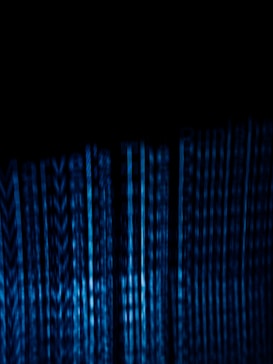 Flussi di dati digitali su sfondo scuro
