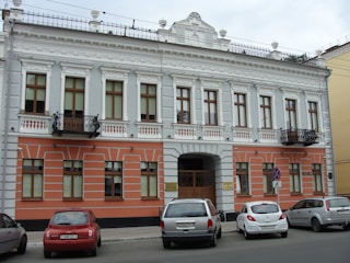 a group of cars parked in front of a building