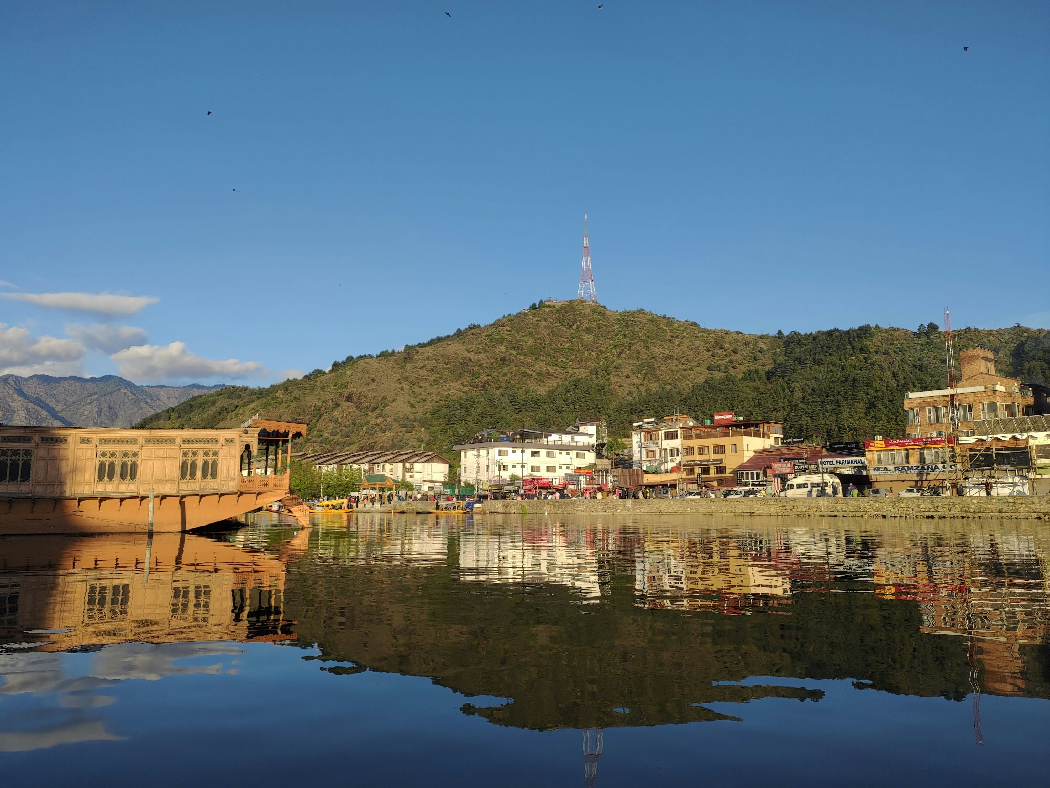 Reflets des Annapurna sur le lac Phewa.