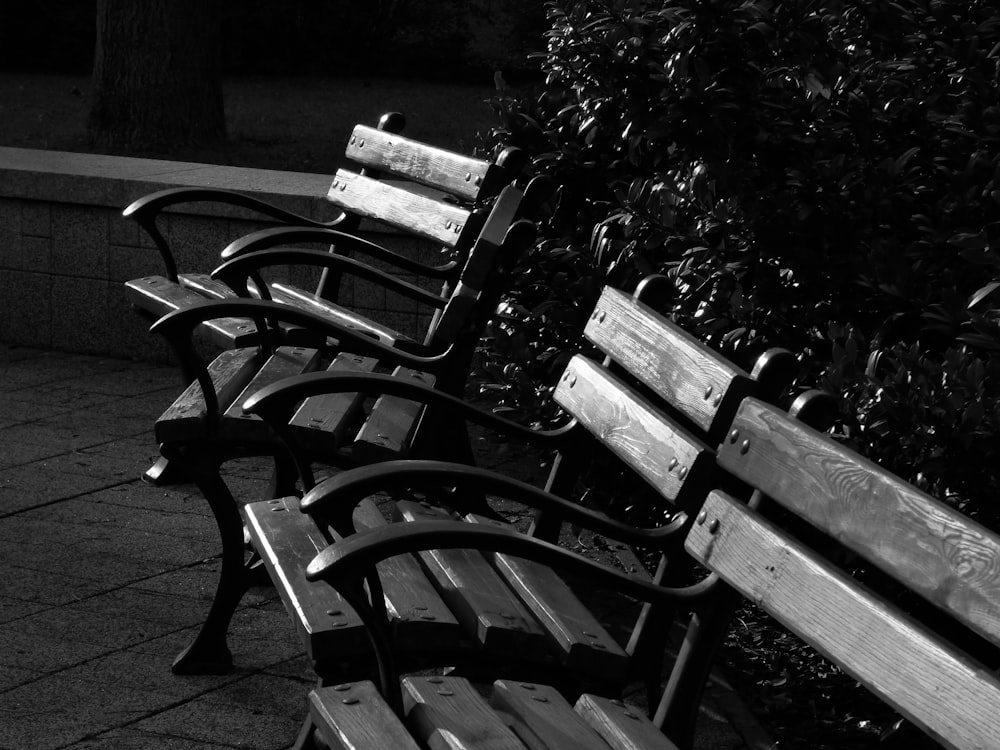 a row of park benches sitting next to each other