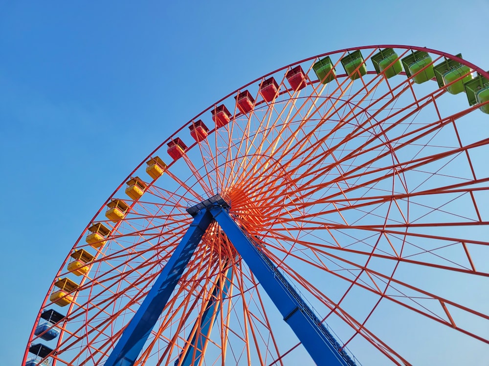 Una ruota panoramica con un cielo blu sullo sfondo