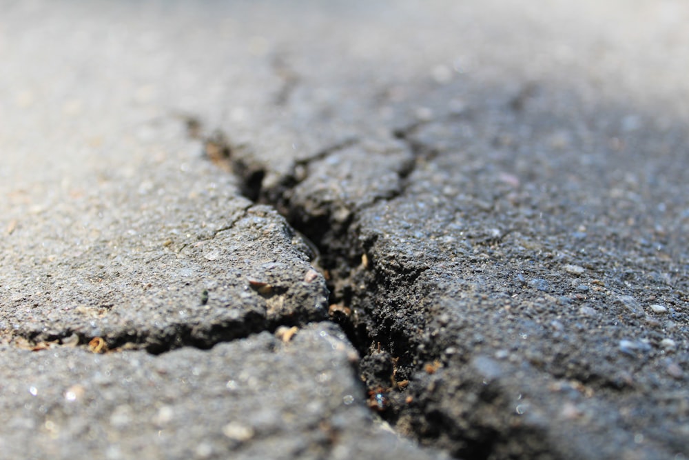 una crepa nell'asfalto di una strada