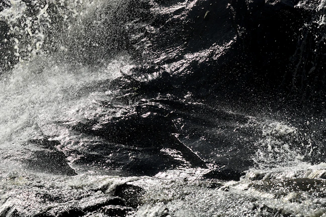 Sound waves visualized on a black screen with sharp 4K clarity