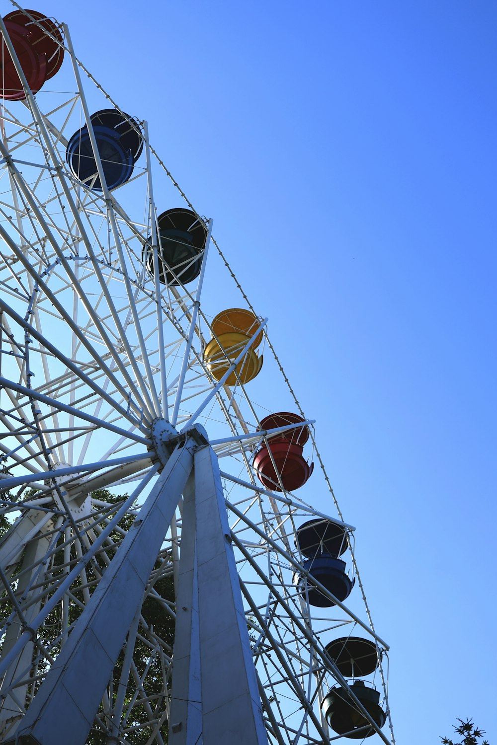 a ferris wheel with several colorful balls on it