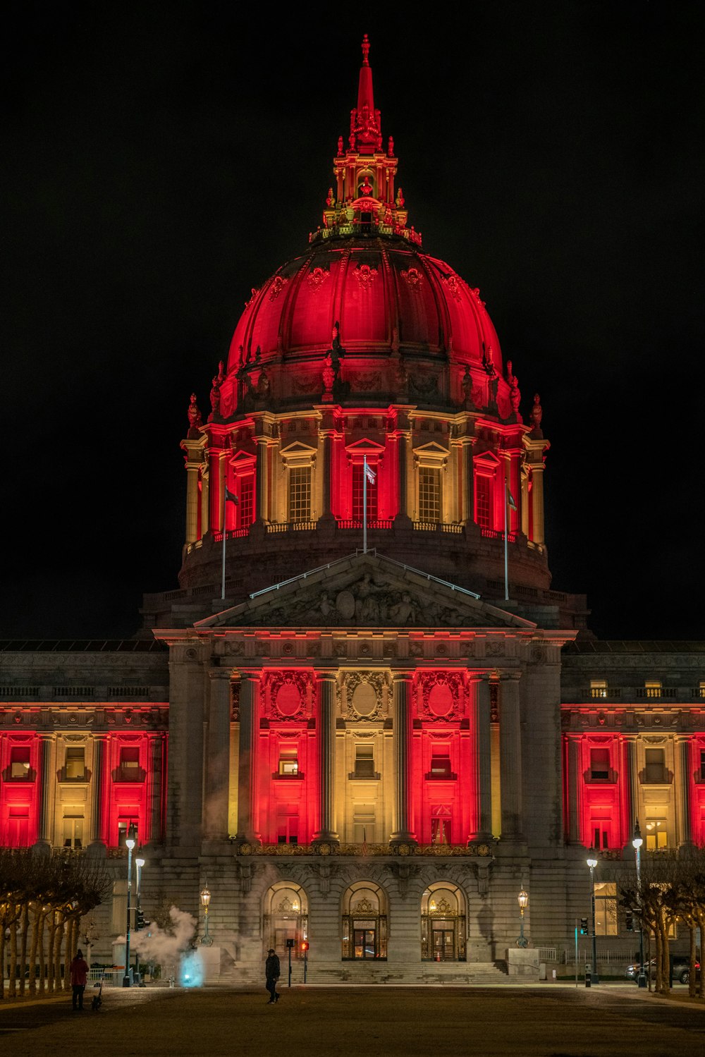 赤いライトが点灯した大きな建物