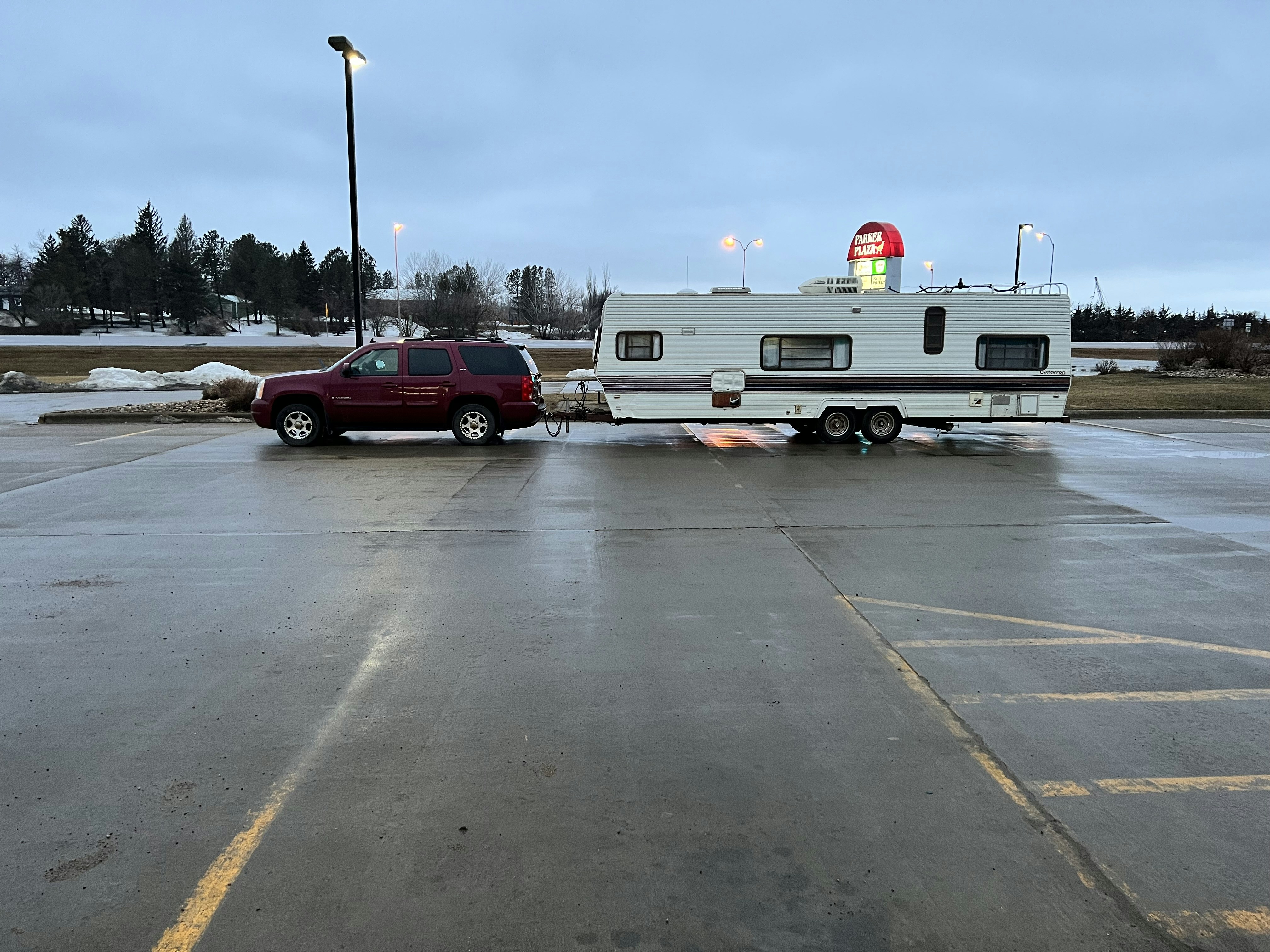Truk merah menarik trailer di tempat parkir