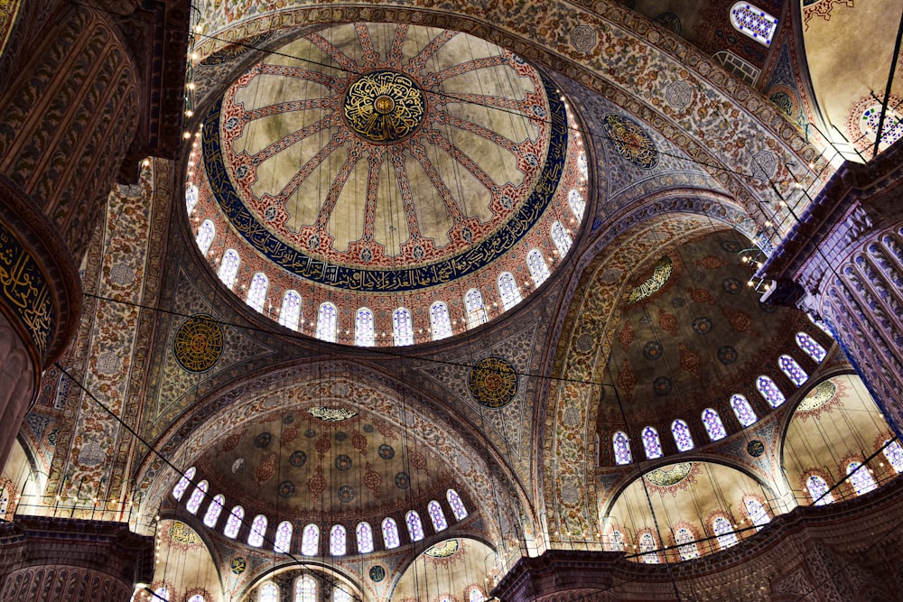 o interior de um grande edifício com muitas janelas