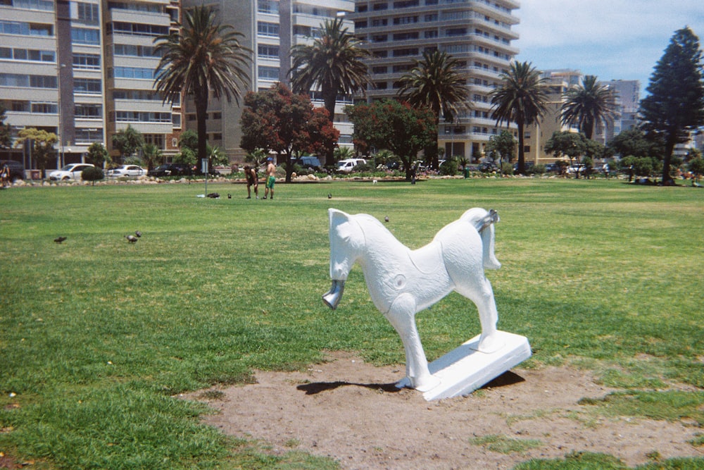Una estatua de un caballo en un campo cubierto de hierba