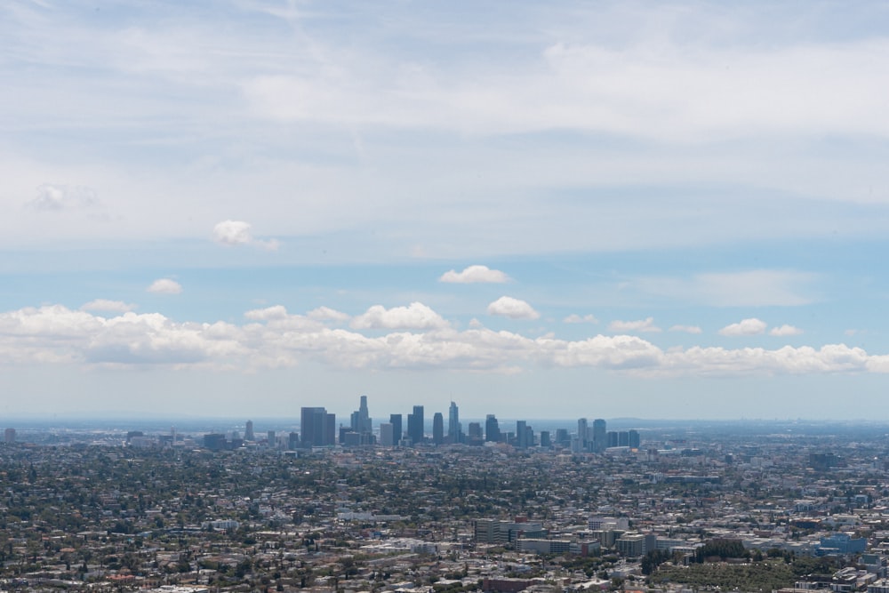 Une vue d’une ville depuis le sommet d’une colline