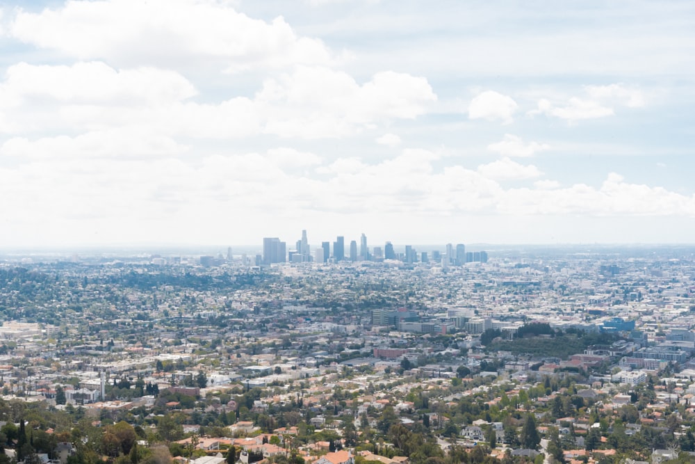 Une vue d’une ville depuis le sommet d’une colline