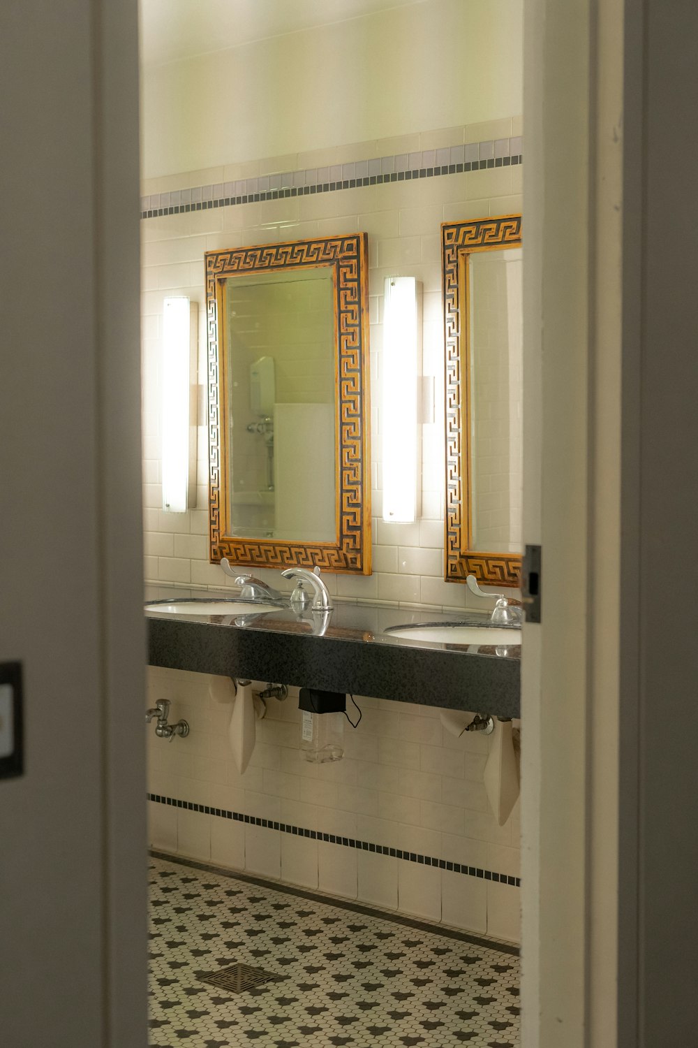 une salle de bain avec deux lavabos et un miroir