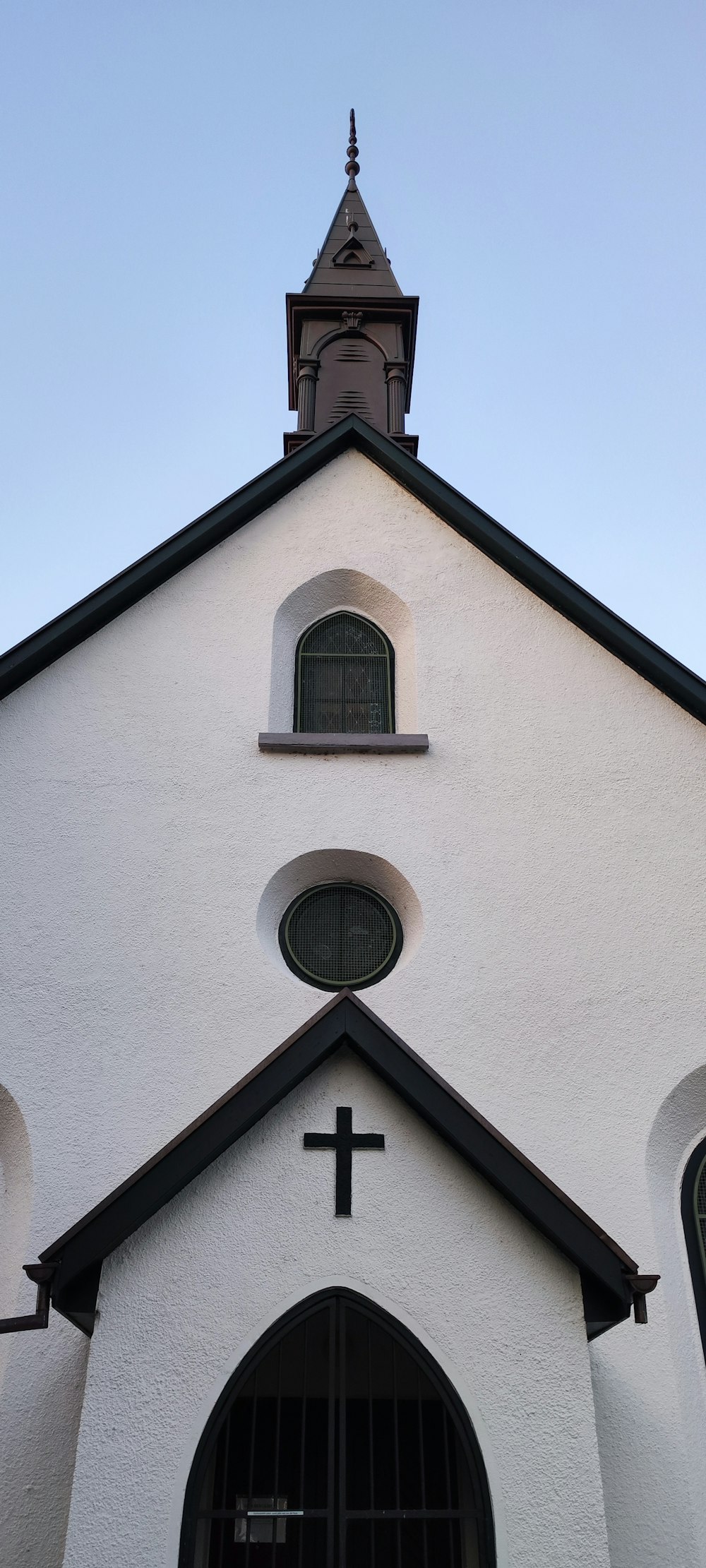 eine Kirche mit einem Kirchturm und einem Kreuz darauf