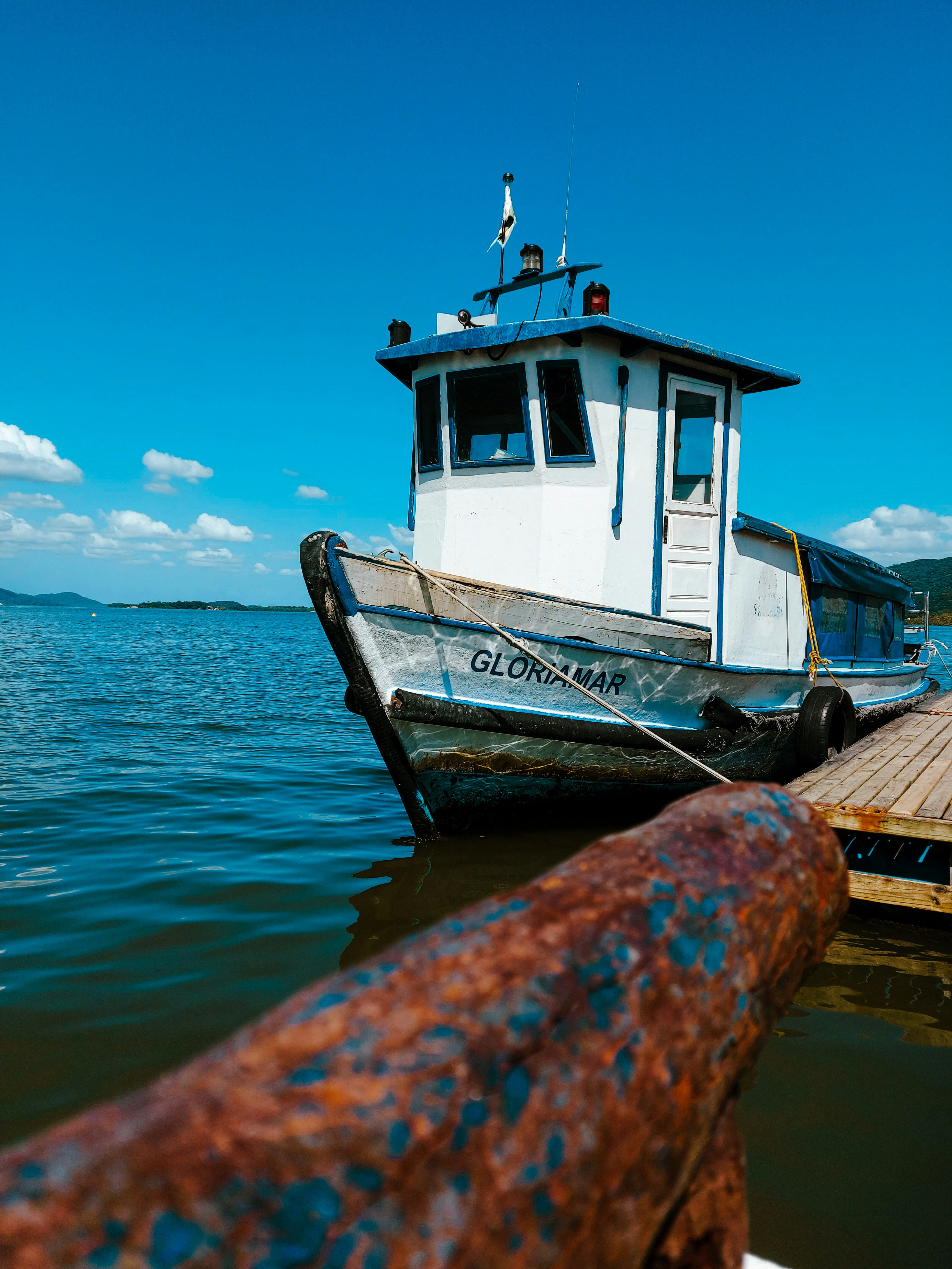 Un bateau amarré à un quai sur un lac