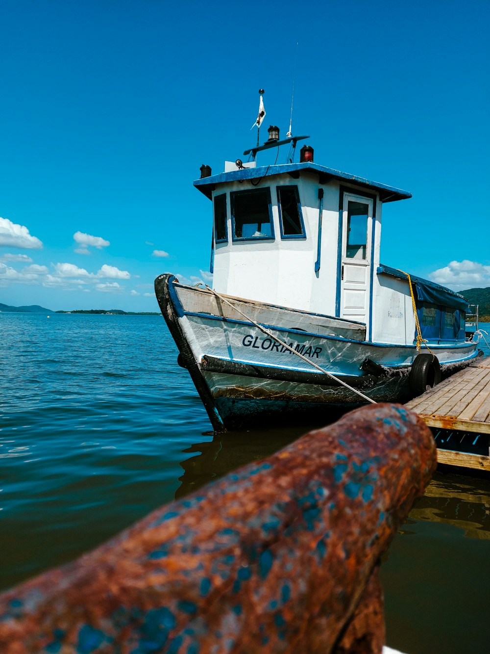 湖の桟橋に停泊するボート