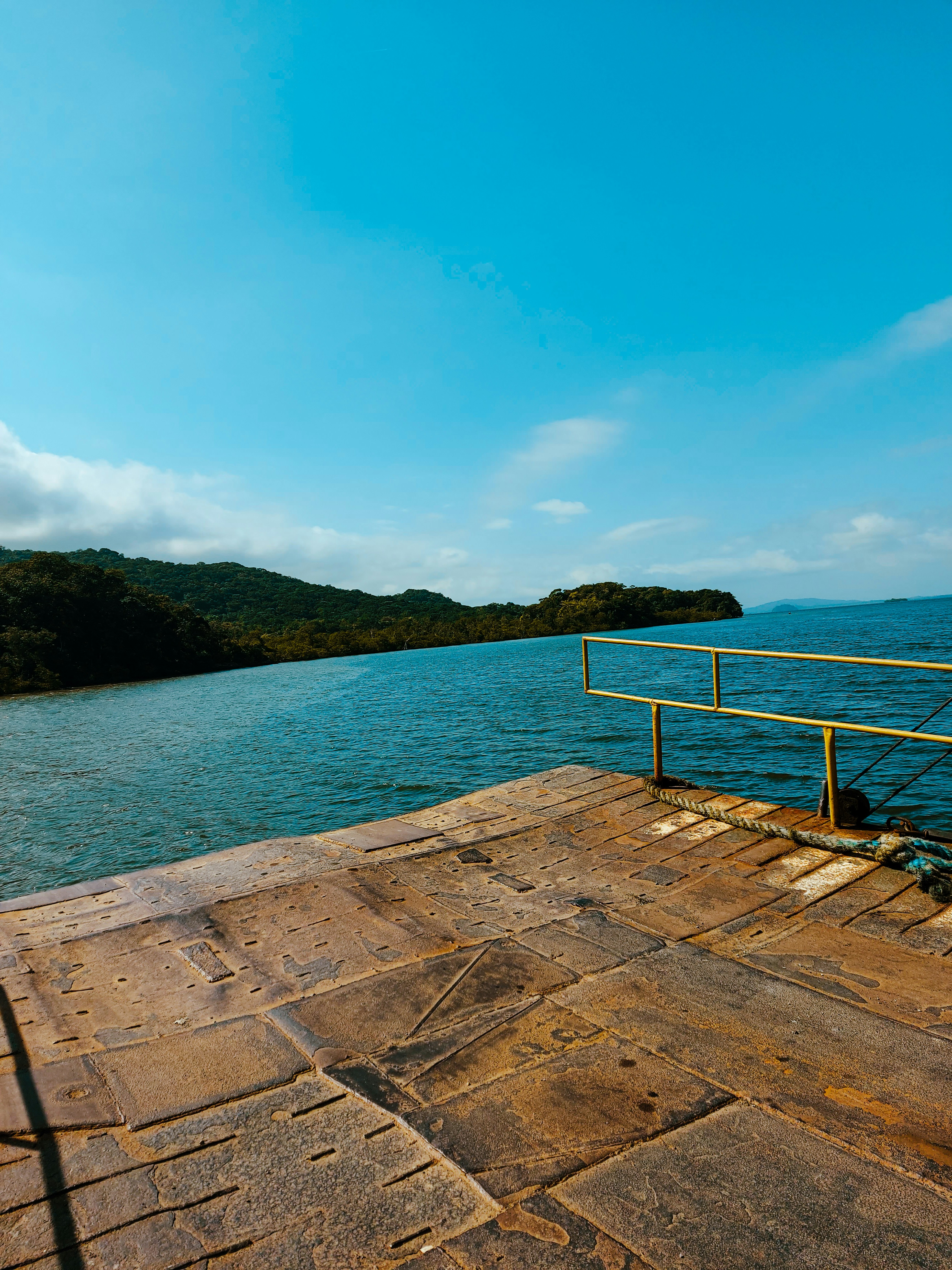 une vue d’un plan d’eau depuis une jetée