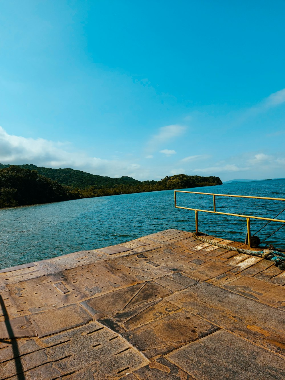 Una vista de un cuerpo de agua desde un muelle