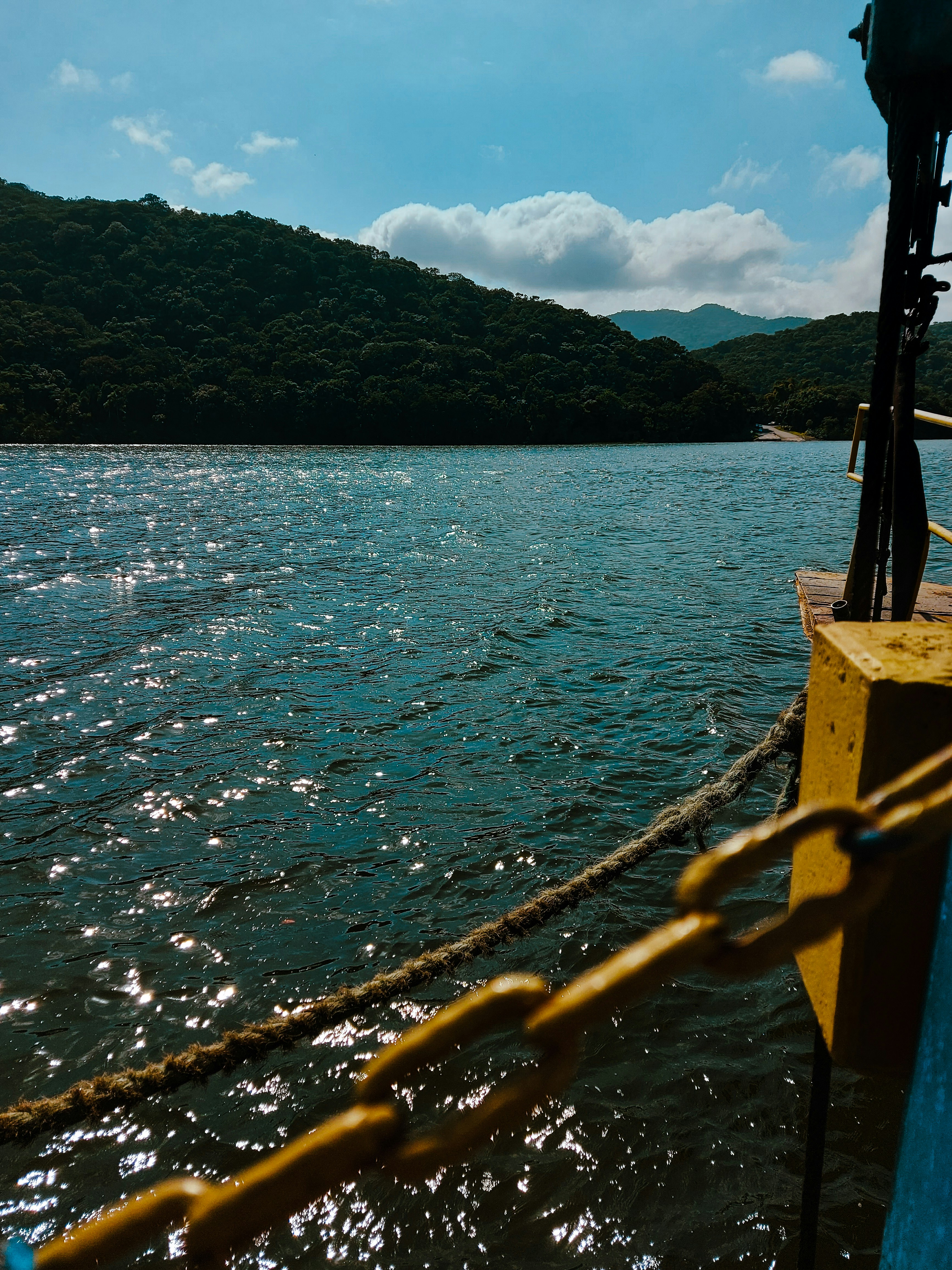 un bateau assis dans l’eau