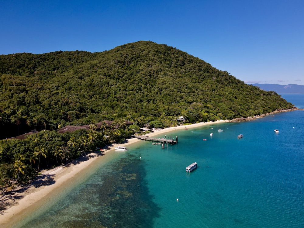 Une vue aérienne d’une île tropicale avec des bateaux