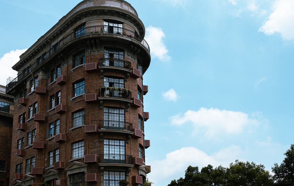 Un edificio alto de ladrillo con muchas ventanas