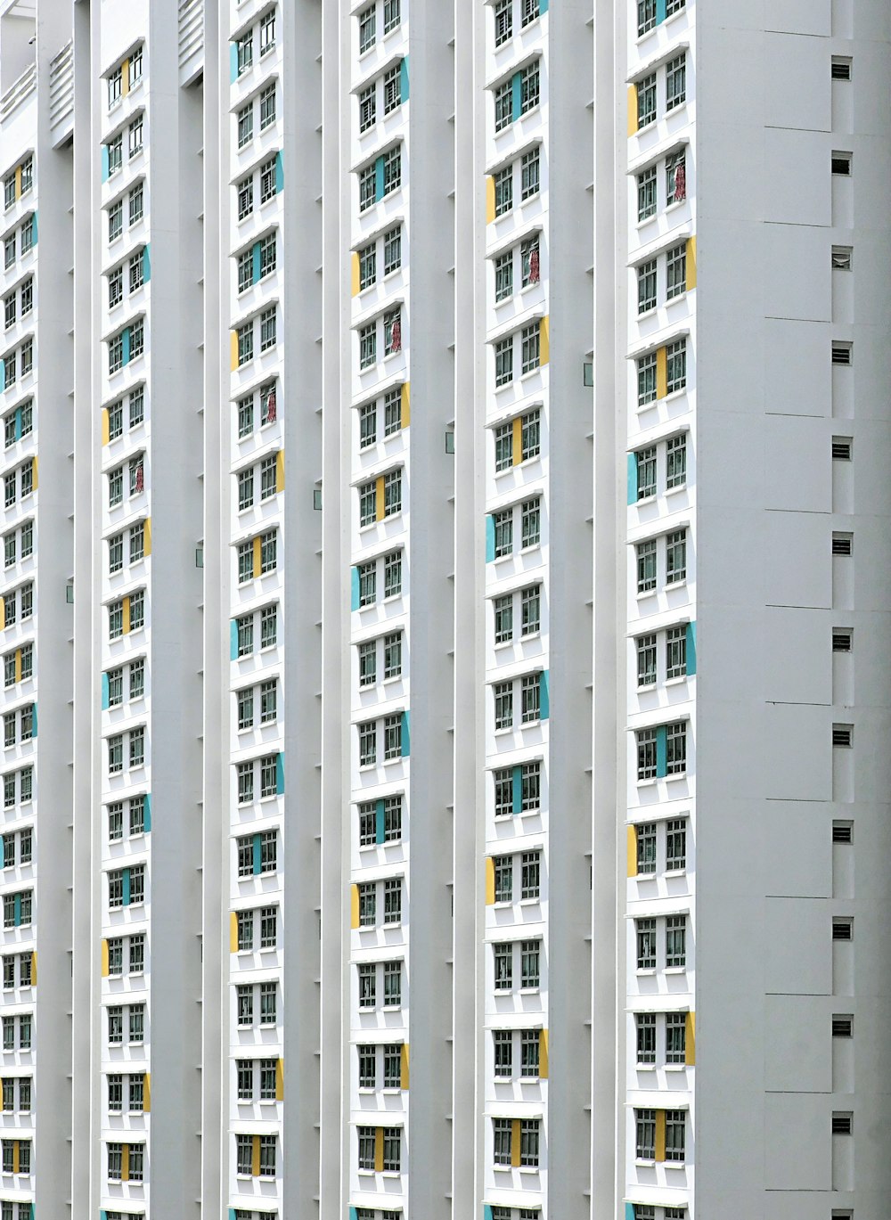 窓がたくさんある非常に高い白い建物