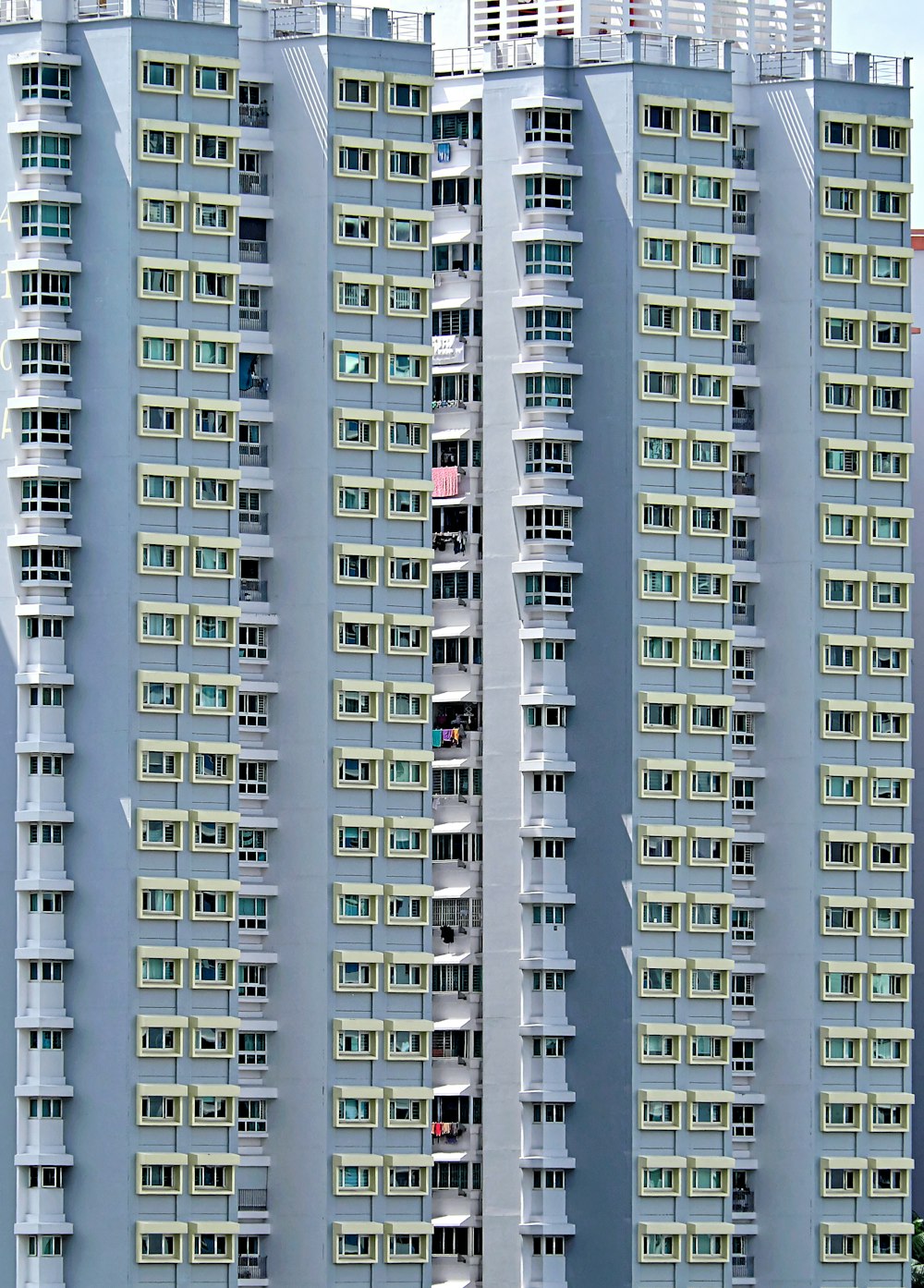 Un edificio alto con muchas ventanas y balcones