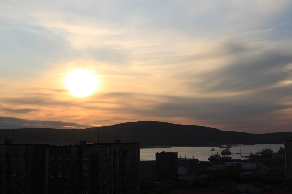 沈まない太陽と空（イメージ）