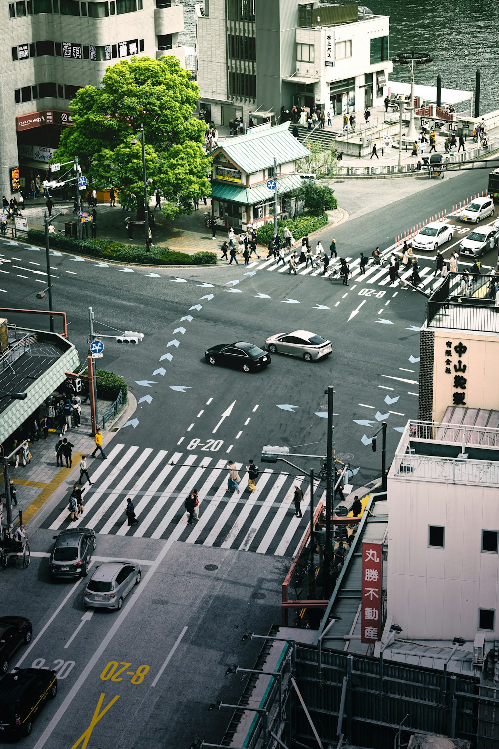 a busy city street with a lot of traffic