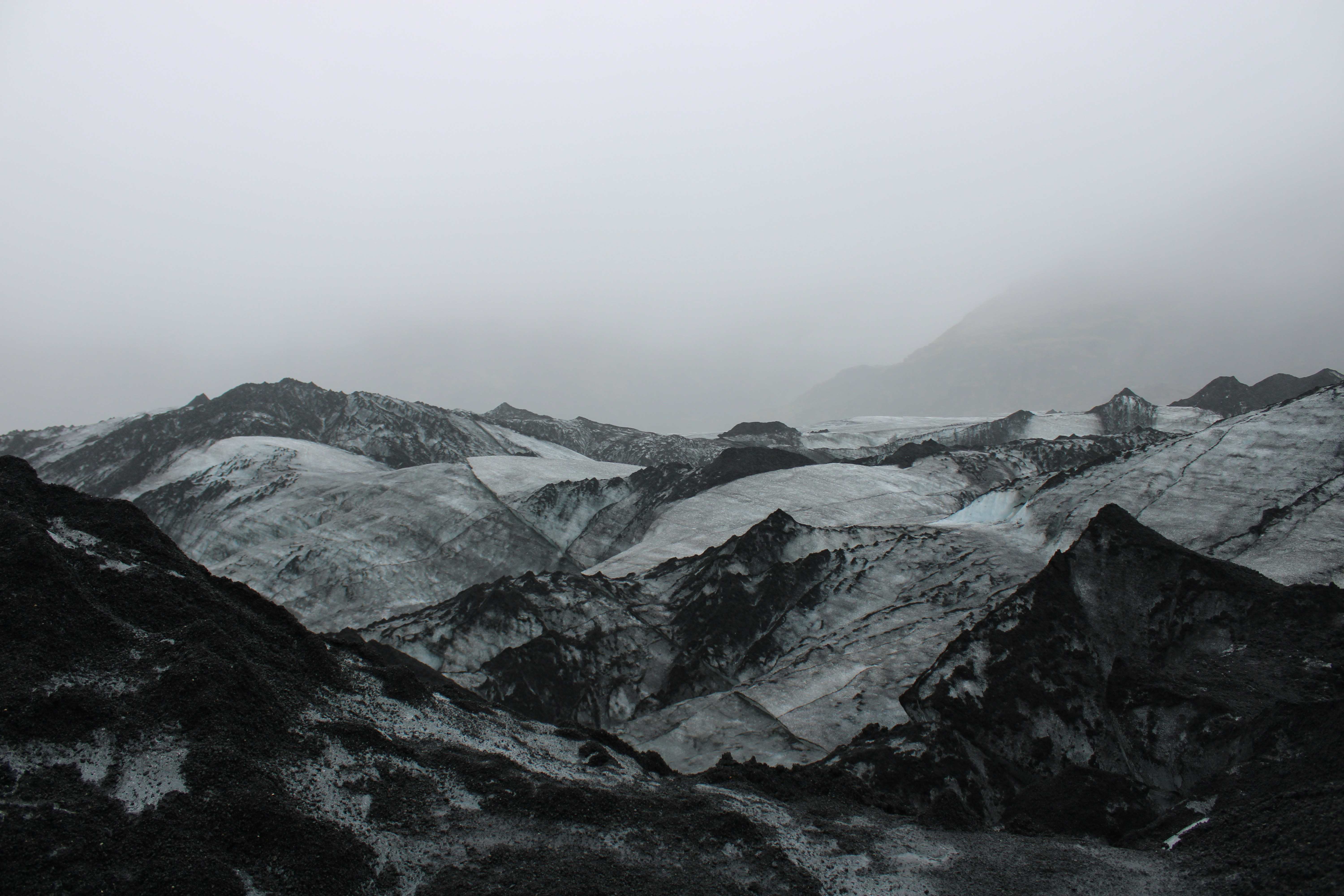 une chaîne de montagnes couverte de neige par temps nuageux