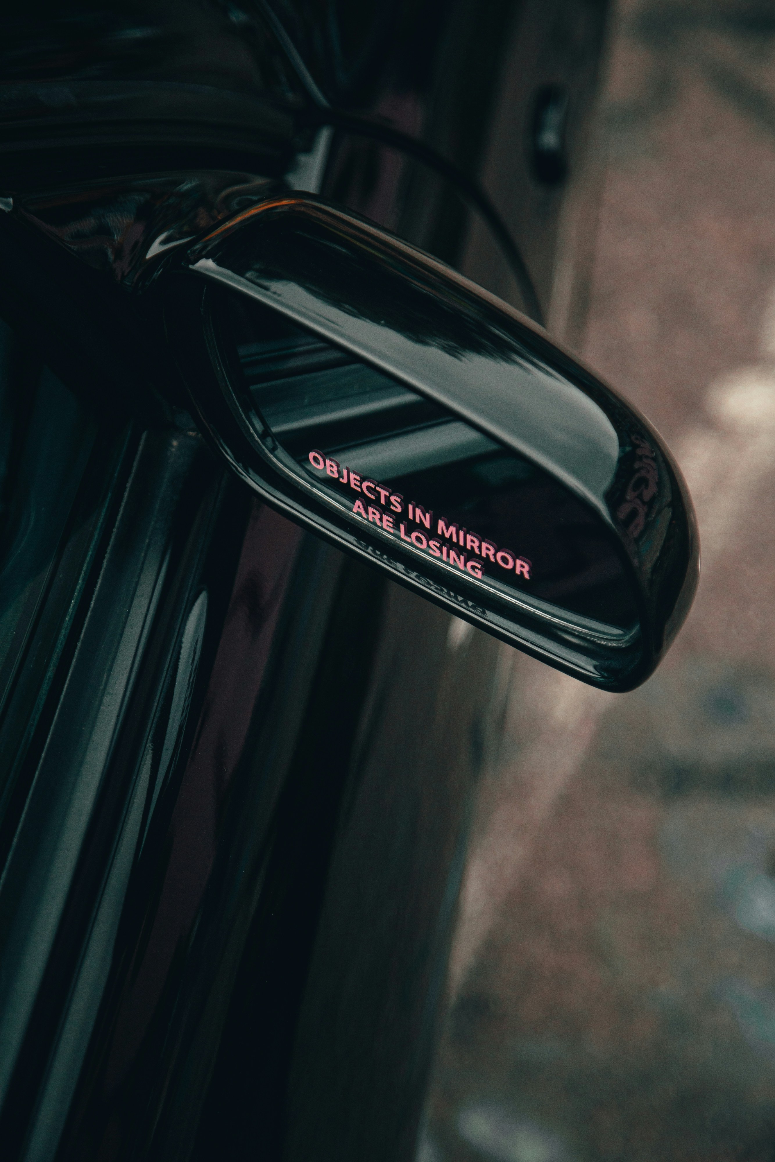 el espejo lateral de un coche con una pegatina